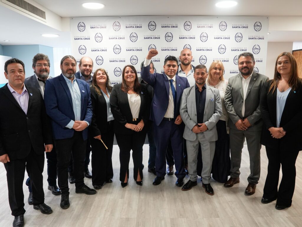 Gobernador Claudio Vidal y Comitiva de Funcionarios Santacruceños en Buenos Aires. Firma de Memorandun con YPF. 2 de Abril de 2025. 